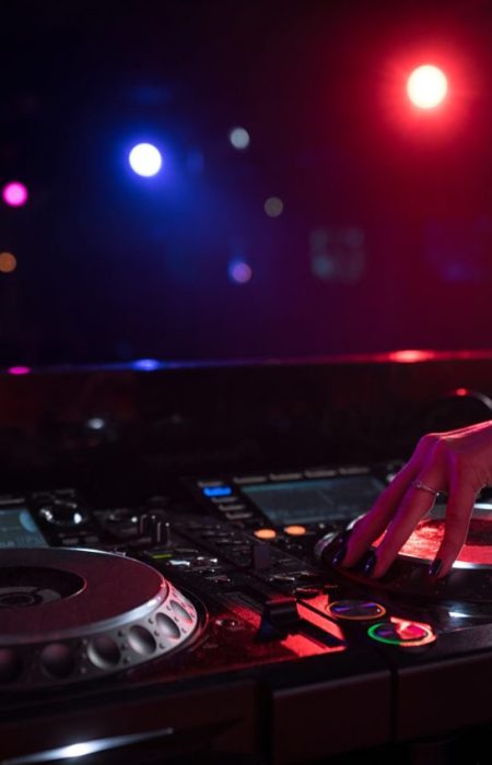dj-in-nightclub-plqowkrlhuxbnn24zjy0tl8xz2pek7ud2av0pg50s4