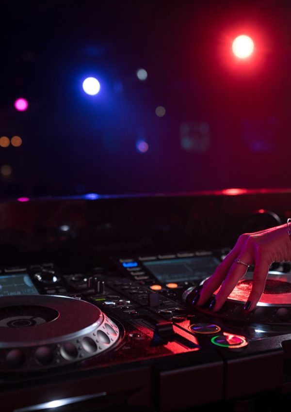 dj-in-nightclub-plqowkrlhuxbnn24zjy0tl8xz2pek7ud2av0pg50s4